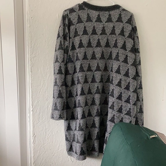14th & Union Long Cardigan | Geometric/Triangle Print - Picture 2 of 5